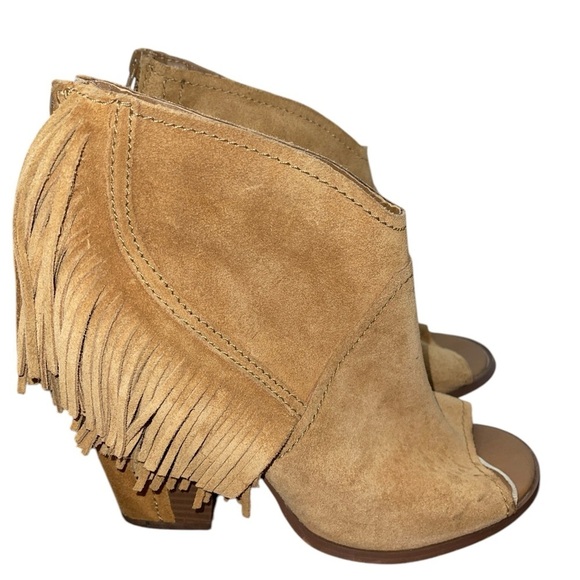 Gianni Bini Women's Booties 9.5M Tan Suede Reny Fringe Peep Toe Ankle Block Heel - Picture 1 of 15